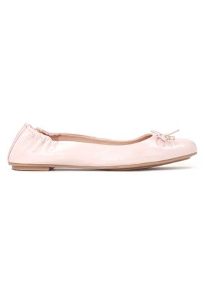 Bailarina de cuero rosa suave con talón fruncido y pequeño lazo decorativo en la punta redondeada, mostrada de perfil lateral sobre fondo blanco.
