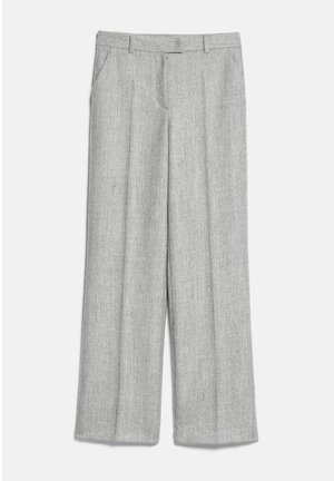 Hellgraue, gerade geschnittene Hose mit dezentem Fischgrätmuster, Fronttaschen und Gürtelschlaufen, flach auf weißem Hintergrund liegend.