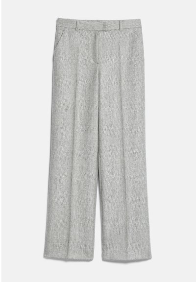 Pantalon gris clair à jambe droite avec un motif discret en chevrons, poches avant et passants de ceinture, posé à plat sur fond blanc.