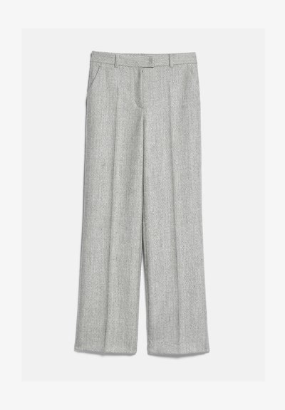 Pantalon gris clair à jambe droite avec un motif discret en chevrons, poches avant et passants de ceinture, posé à plat sur fond blanc.