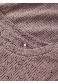 Maglione lavorato a maglia di un leggero color malva con texture a coste e dettagli in filo dorato. Presenta un colletto rotondo e un delicato motivo ad orecchio.