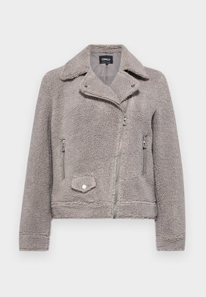 Giacca in pelliccia sintetica grigia con colletto, chiusura con zip, due tasche laterali e una tasca sul petto. Presenta una vestibilità attillata e una superficie testurizzata.