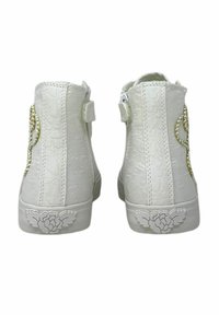 Sneakers bianchi alte con motivo floreale testurizzato, dettaglio a forma di cuore con accentuazione dorata, cinturino in velcro e design floreale in rilievo sulla suola.