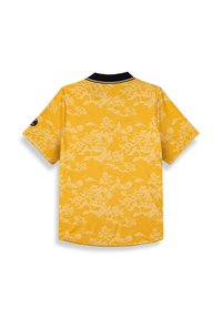 Camisa amarilla de manga corta con un patrón paisajístico blanco, cuello negro y un corte relajado, con un dobladillo redondeado y costuras laterales.