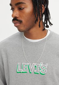 Levi's® RELAXED GRAPHIC CREWNECK SWEATSHIRT - Felpa - headline logo midtone heather grey
