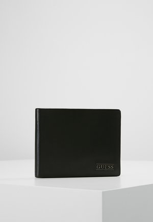 Portafoglio in pelle nera con una superficie liscia. Presenta un logo impresso in modo sottile sulla parte anteriore inferiore. Forma rettangolare con un design minimalista.