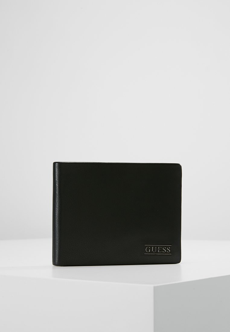 Portafoglio in pelle nera con una superficie liscia. Presenta un logo impresso in modo sottile sulla parte anteriore inferiore. Forma rettangolare con un design minimalista.