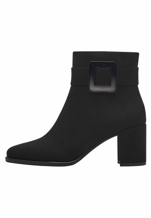 Stivaletto nero in suede, con un accento a fibbia quadrata, tacco a blocco, punta affusolata e superficie liscia.