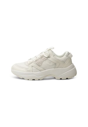 Scarpa sportiva bianca con sovrapposizione in rete, colletto imbottito e dettagli testurizzati. La suola è spessa con un motivo di battistrada robusto.