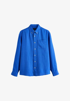 Niebieska koszula na długi rękaw z guzikami, kieszenią na piersi oraz kołnierzykiem zapinanym na guziki, przedstawiona na białym tle.