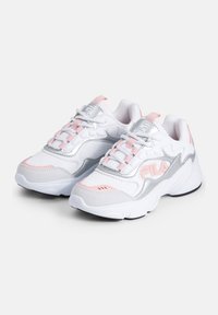 Sneaker bianchi e grigi con accenti rosa, materiale in rete, colletto imbottito e suola testurizzata. Presentano il logo sul lato e i lacci.