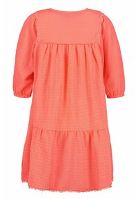 Koralowa sukienka z fakturowanej tkaniny, z krótkimi bufiastymi rękawami, luźnym krojem i falbanami na dole, z dekoltem w kształcie półokręgu.