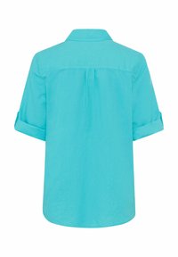 Camicetta turchese a maniche corte con colletto a punta, design a yoke sul retro e maniche arrotolate. Tessuto morbido e leggero.