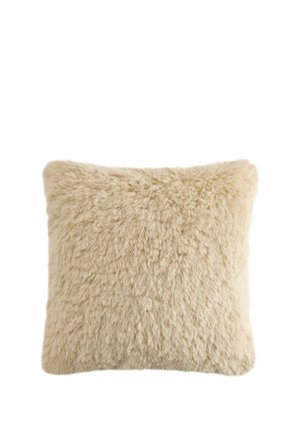 Neliömäinen beige tekoturkistyyny, jossa pehmeä, pörröinen pinta ja tasainen, tiheä nukka valkoisella taustalla.