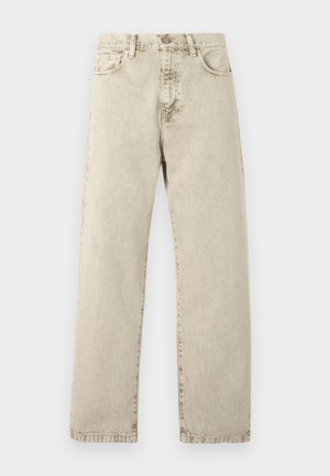 Beige denim jeans met een rechte pijp, hoge taille en vijf zakken, met zichtbare stiksels op een lichte achtergrond.