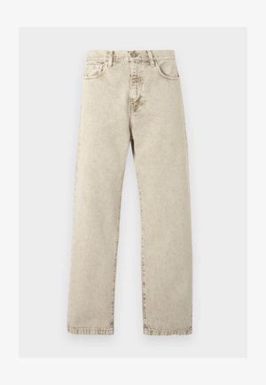 Beige denim jeans met een rechte pijp, hoge taille en vijf zakken, met zichtbare stiksels op een lichte achtergrond.