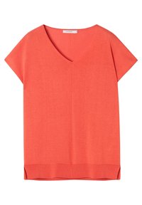 Top de color coral con cuello en V, mangas cortas, material de punto suave, corte recto, aberturas en los laterales del dobladillo y detalle de costura mínima.