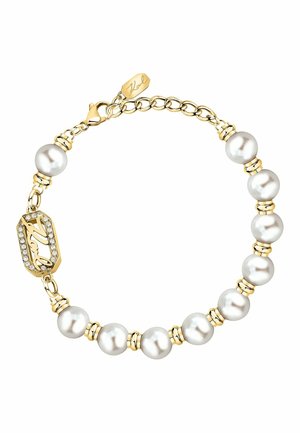 Guldarmbånd med kæde, hvide perler, guldsprækker og et rektangulært vedhæng indgraveret med krystaller og ordet "Karl".