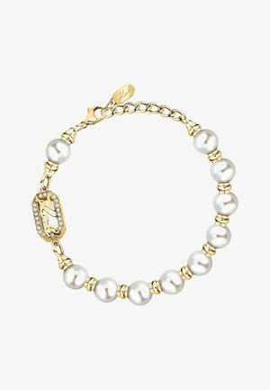 Gouden armband met witte parels, gouden tussenstukjes en een rechthoekige hanger gegraveerd met kristallen en het woord "Karl."