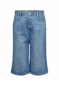 Vaaleansiniset denim-shortsit, joissa on löysä istuvuus, keskikorkea vyötärö, kaksi etutaskua ja suora leikkaus, joka päättyy juuri polven ylle.
