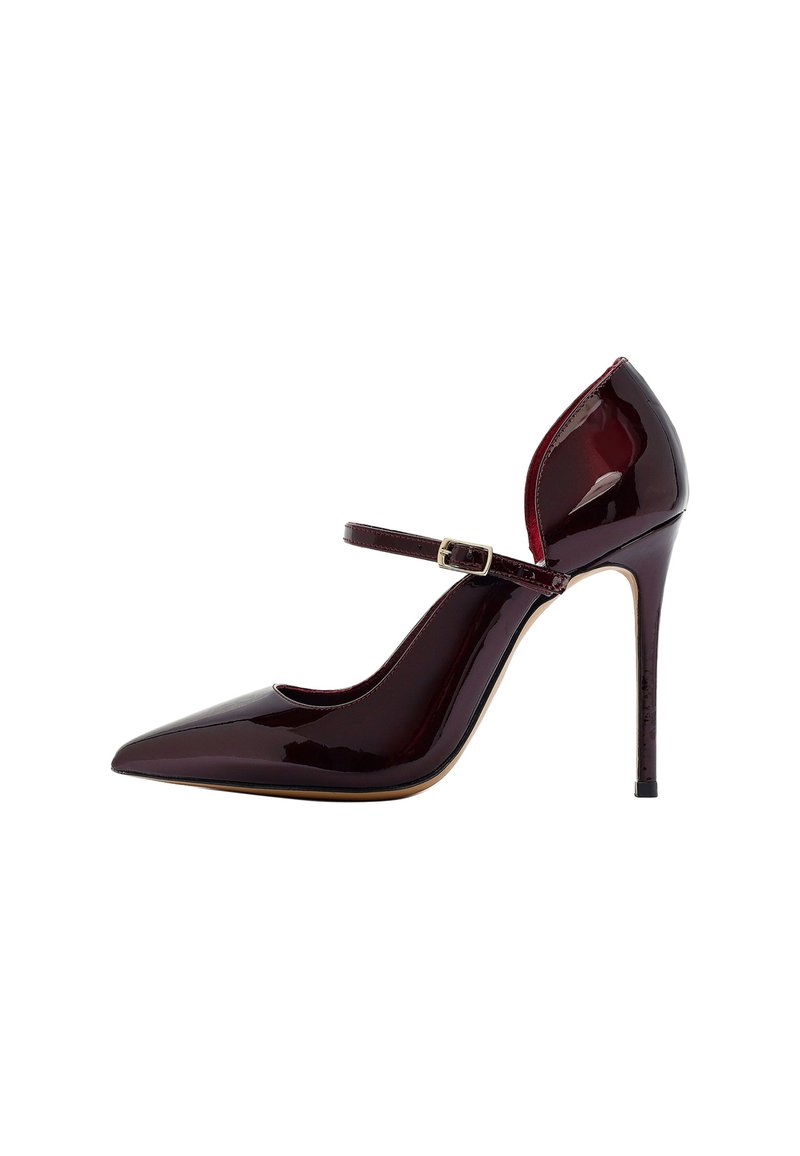 Zapato de tacón alto de charol burdeos con punta afilada, correa para el tobillo con hebilla y una superficie elegante y brillante. Tacón de aguja de 10 cm.