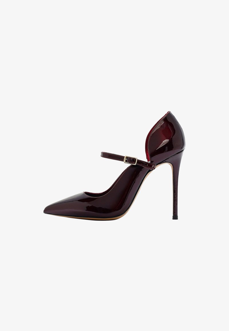 Chaussure à talon aiguille en cuir verni bordeaux avec bout pointu, bride de cheville avec boucle et surface lisse et brillante. Talon aigu de 10 cm.