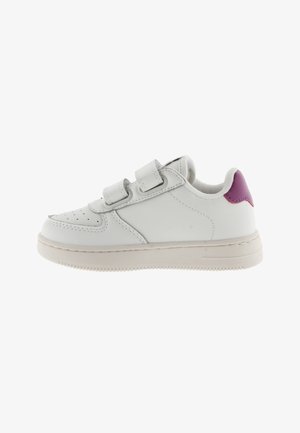 Sneaker bianco in pelle con due cinturini in velcro regolabili, punta rotonda e un accento viola sul tallone. Texture liscia e suola in gomma.