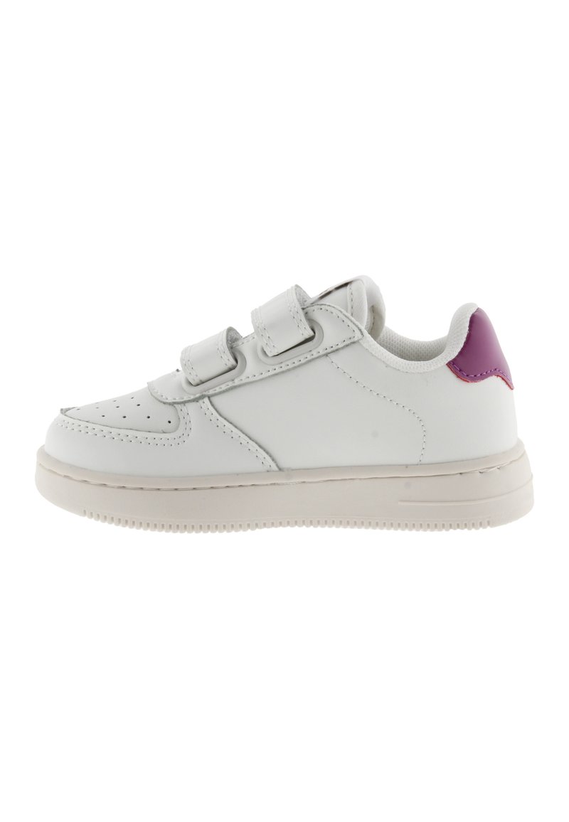 Sneaker en cuir blanc avec deux sangles Velcro réglables, bout rond et accent violet sur le talon. Texture lisse et semelle en caoutchouc.