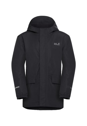 Giacca impermeabile nera con cappuccio, due tasche frontali e polsini elasticizzati; contrassegnata dal logo "Jack Wolfskin" e un accento riflettente.