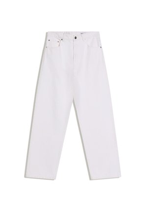 Fehér, egyenes szárú farmer öt zsebbel, övbújtatókkal, valamint elől gombos és cipzáras záródással, egyszínű háttéren.