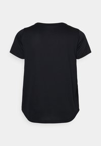 Tricou negru cu mânecă scurtă, guler rotund, material moale, hem curbat, deschideri laterale pentru confort. Design simplu, fără modele sau accente vizibile.