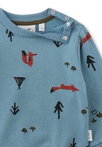 Helles blaues Langarmshirt mit roten Füchsen, Pfeilen sowie schwarzen und grünen Pilzen. Druckknöpfe an der Schulter für ein einfaches Anziehen.