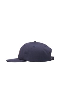 Καπέλο σε ναυτικό μπλε χρώμα με επίπεδη γείσο, κατασκευασμένο από ύφασμα με λεία υφή. Διαθέτει μικρό κεντημένο λογότυπο στο μπροστινό μέρος και κλείσιμο snapback.