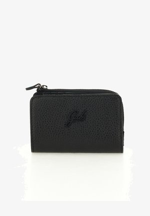 Portafoglio in pelle nera texturizzata con chiusura a zip e logo "Gabs" impressa sulla parte frontale, posizionato su uno sfondo bianco.