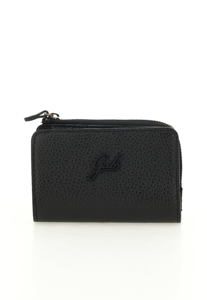 Portefeuille en cuir texturé noir avec fermeture éclair et logo "Gabs" embossé à l'avant, placé sur un fond blanc.