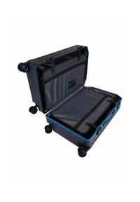 Blauwe harde koffer met een gestructureerd oppervlak, twee interne compartimenten en vier wielen. Heeft zwarte accenten en een ritssluiting.