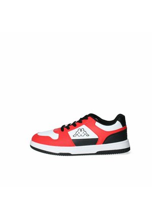Sneaker rosso, bianco e nero con tomaia in tessuto testurizzato, punta rotonda, chiusura con lacci e dettaglio del logo sul lato. Suola in gomma.