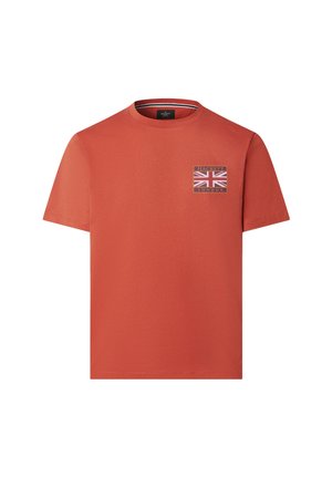 Rostfarbiges T-Shirt mit kurzen Ärmeln, mit einem Union Jack-Patch und dem Schriftzug "Hackett London" auf der linken Brust.