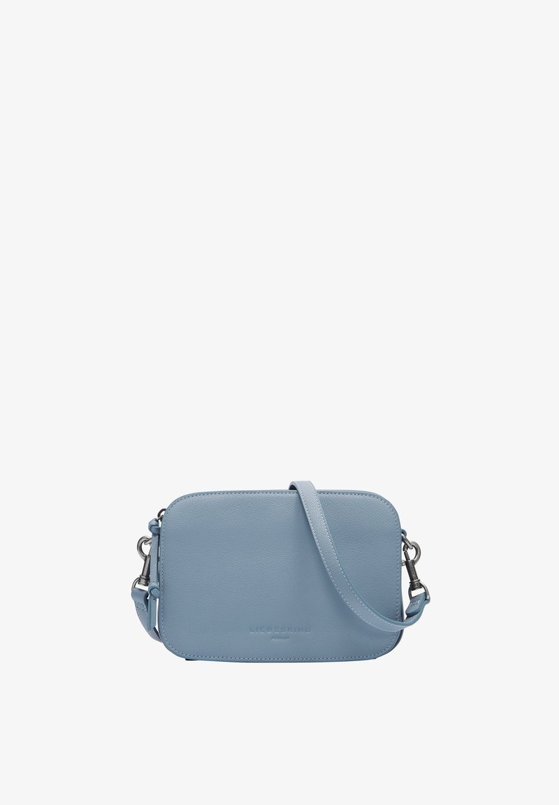 Helleblaue Leder-Crossbody-Tasche in rechteckiger Form, mit abnehmbarem Tragegurt und dezentem, geprägtem Branding auf der Vorderseite.