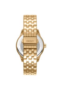 Goldfarbene Edelstahlarmbanduhr mit Gliederarmband, rundem Gehäuse und DKNY-Logo am Verschluss. Verfügt über eine glatte Oberfläche und polierte Ausführung.