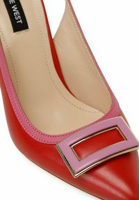 Rote Lederpumps mit hohen Absätzen, pinken Akzenten und goldener Hardware an der Spitze. Mit spitzer Zehenform und ausgeschnittenen Seiten. Glatte Textur.