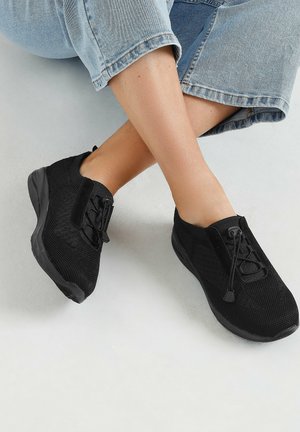 Schwarze Sportschuhe aus Mesh-Material mit Schnürdesign, Gummisohle und strukturiertem Obermaterial für Atmungsaktivität und Komfort.