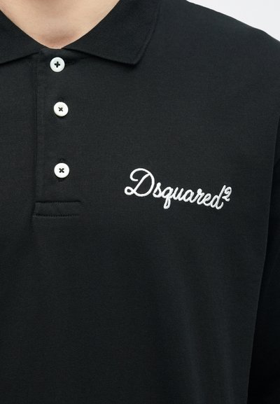 Mustast puuvillast polo-särk, millel on krae, kolm valget nööpi ja valge "Dsquared²" tikandiga logo rinnal.