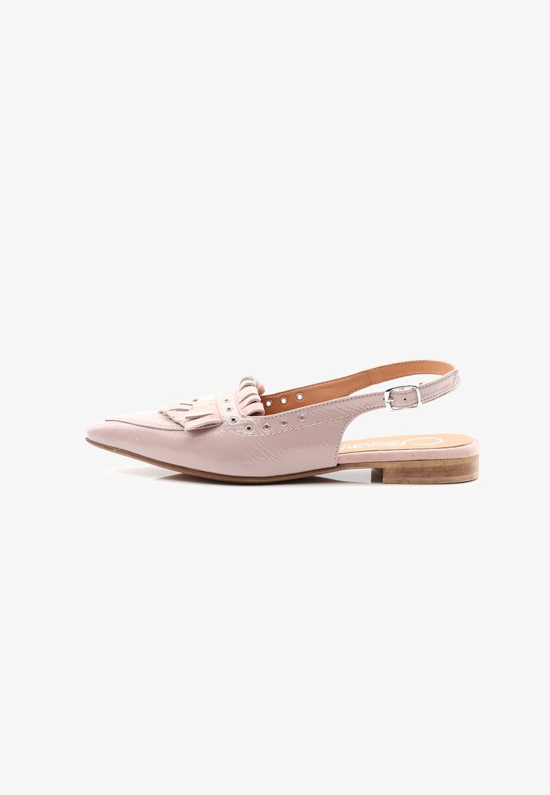Rosa patentläder slingback-sko med spetsig tå, fransdetaljer, silvernitar och en låg träklack. Slät textur och elegant design.