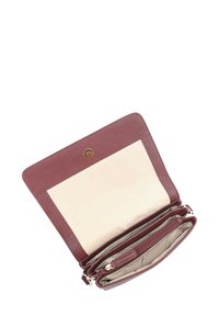 Bordeaux leren portemonnee met een soepele textuur, voorzien van een klepafsluiting, crèmekleurige voering en meerdere vakken voor organisatie.