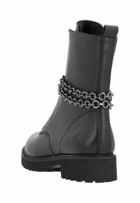 Bottes noires à la cheville en simili cuir avec un bout rond, une épaisse semelle noire et un double détail en chaîne autour de la cheville.