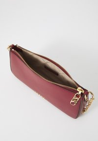 Bordeaux læder clutch med guld lynlås, kædehardware og indvendig foring. Har en slank, rektangulær form og åben top for nem adgang.