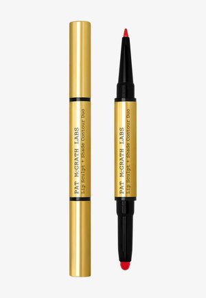 Doppelseitiger Lippenkonturenstift in Gold und Schwarz mit rotem Lippenfarbton und modellierender Spitze, beschriftet mit "Pat McGrath Labs Lip Sculpt + Shade Contour Duo."