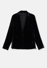 Blazer de terciopelo negro con mangas largas, solapa de muesca, cierre de un botón y dos bolsillos frontales. Textura suave y corte ajustado.