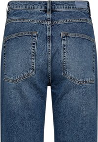 Jean en denim bleu à coupe droite, avec deux poches arrière et des coutures visibles le long des coutures. La texture semble légèrement délavée.